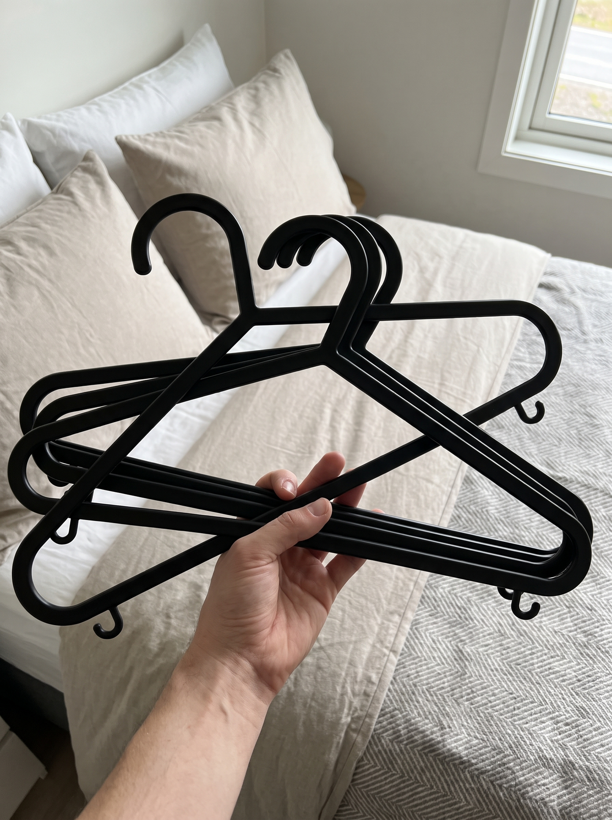 Zeno 100 Pack Black Plastic Coat Hangers